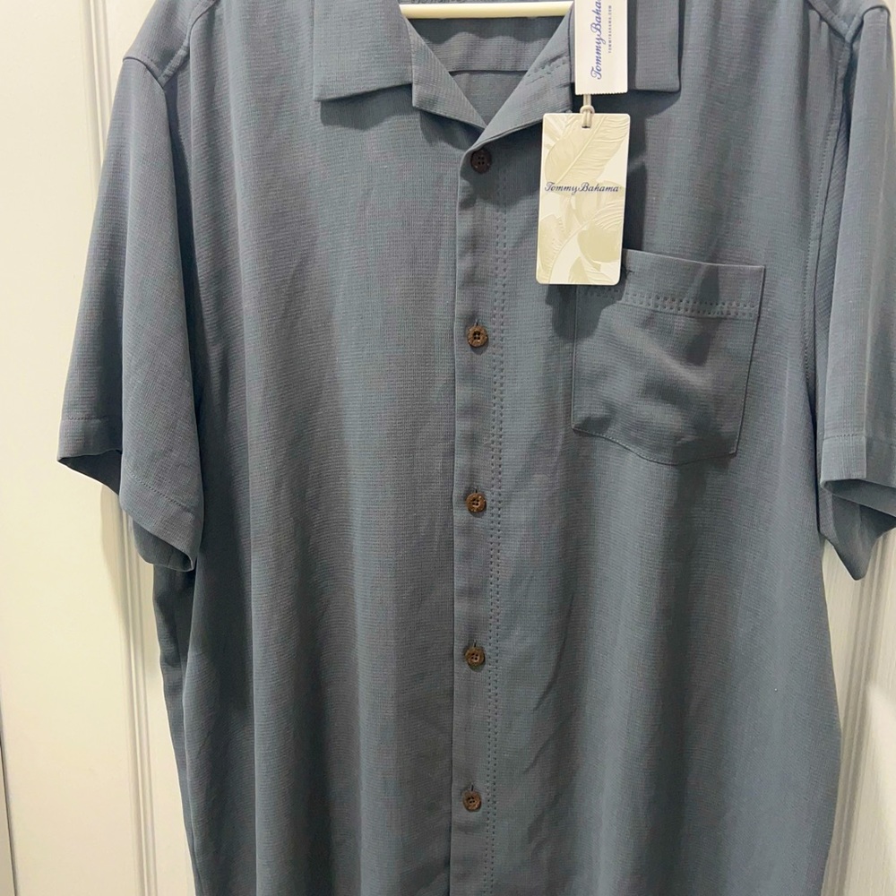 New wit Tags Tommy Bahama 70% Silk /30% Polyester Hawaiian Shirt. XL.